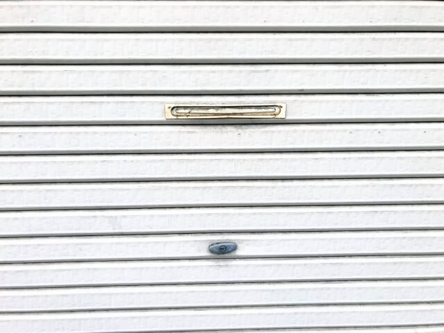 シャッターの鍵の交換方法をプロが解説 交換手順とかかる費用は おすすめ情報 鍵開け 鍵交換 鍵修理 鍵のことなら鍵専門 鍵のかけつけ本舗 公式