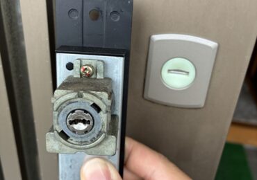 名古屋市守山区　戸建て　玄関引き戸鍵交換の施工事例画像